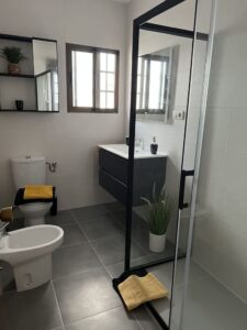 Bano principal en la casa vacacional | Coastine Granada