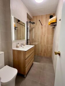 Baño en la planta baja de la casa vacacional en Castell de Ferro