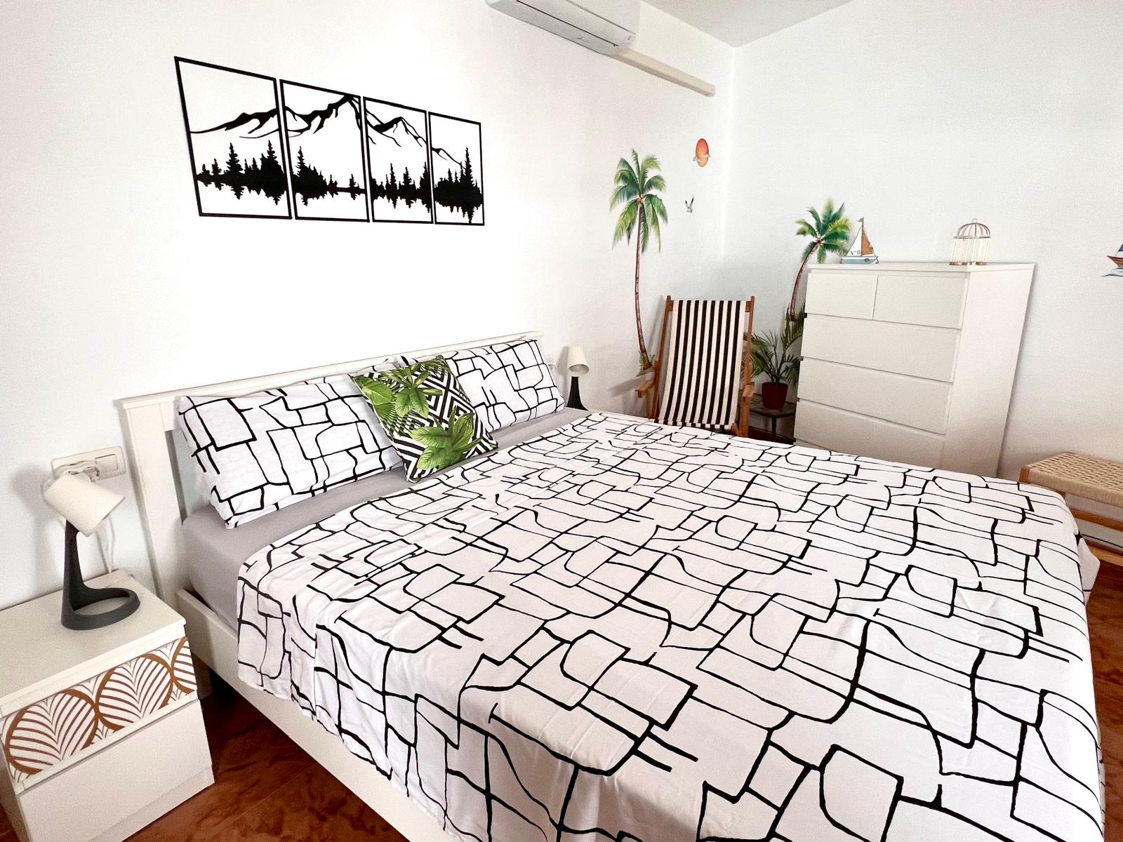 Dormitorio de cama de matrimonio en casa vacacional en la Costa Tropical
